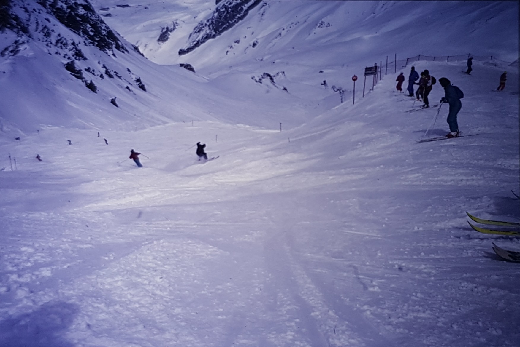 Abzweigung von einer der Palinkopfabfahrten ins Höllkar. Hinten sieht man auch die Idalpe.