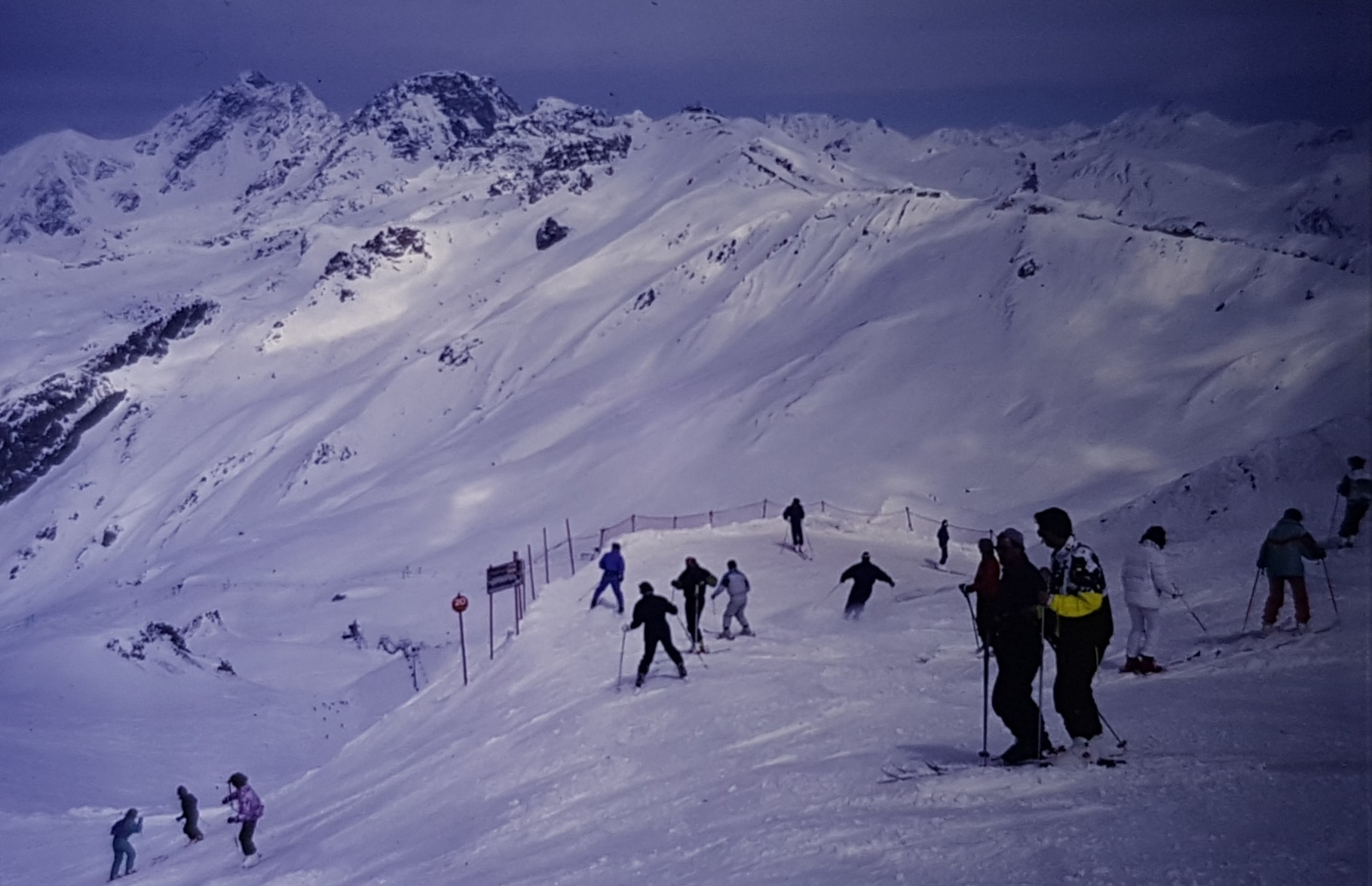 Blick von derselben Stelle auf die Greitspitz. Die Abfahrten 14a, b und c gab es 1990 noch lange nicht. Die beiden hohen Gipfel sind übrigens die Vesulspitze (l.) und der Bürkelkopf (r.).