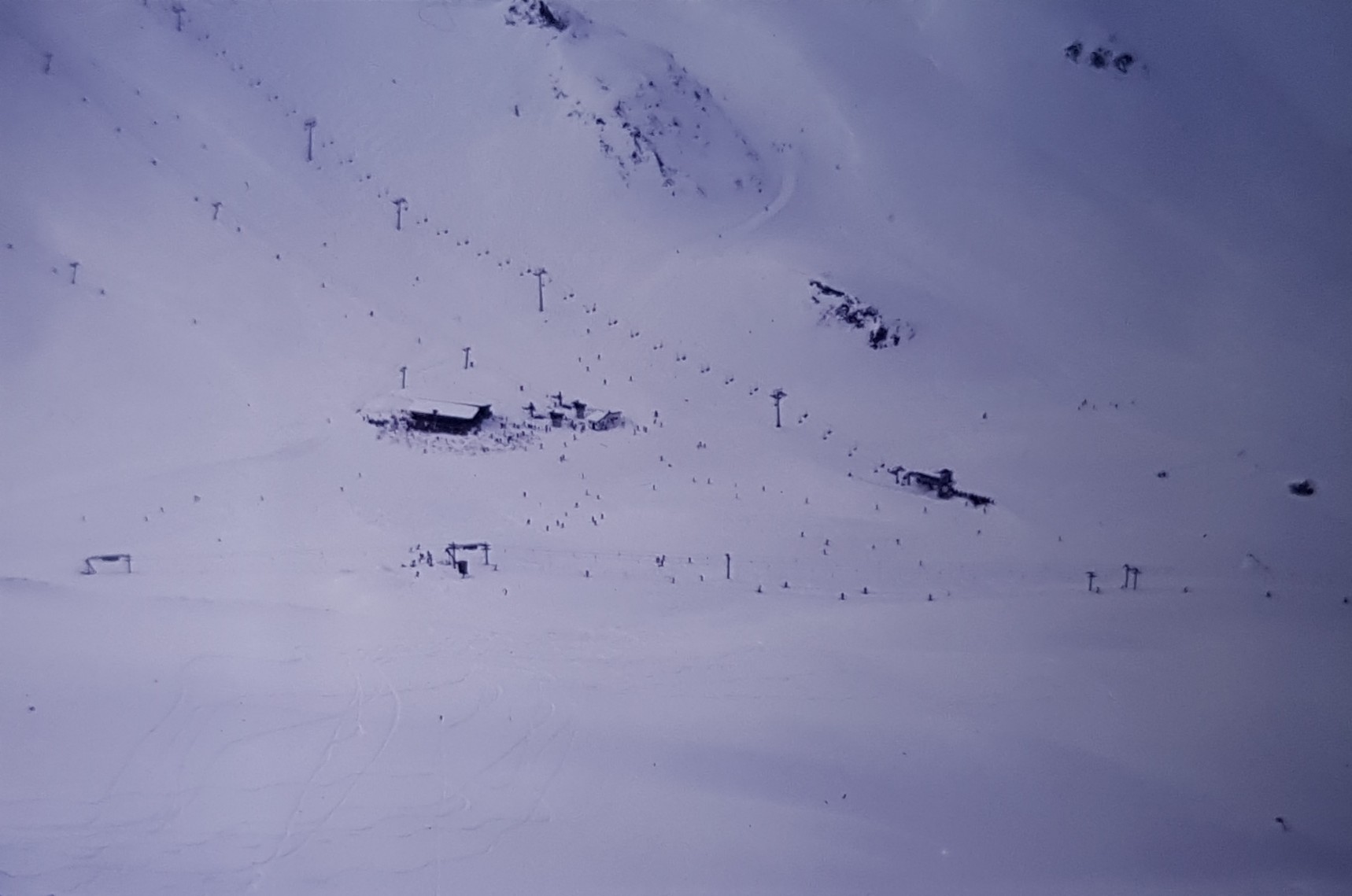 Ein wahres Wimmelbild! Vorne sieht man den doppelten Höllkarschlepper mit leicht versetztem Ausstieg, hinten die drei Aufstiegshilfen auf den Palinkopf, bestehend aus der DSB und zwei Schleppern.