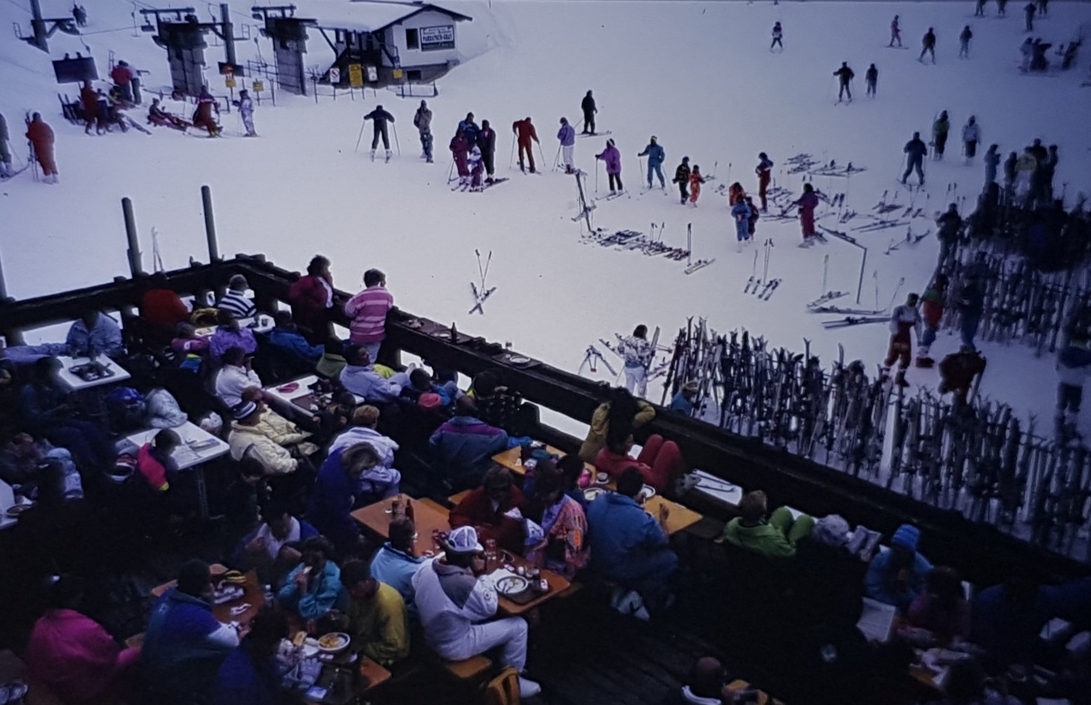 Vorne die Terrasse der Idalpe, links ein alter Doppelschlepper, der den ungefähren Streckenverlauf wie die heutige Sonnenbahn haben müsste.
