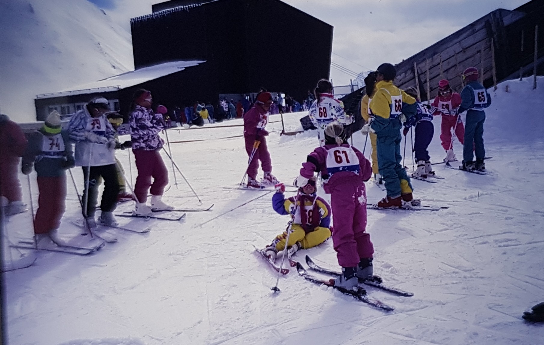 Das ist die Bergstation der Pendelbahn aus Samnaun mit einem historischen Skikurs davor ;-)
