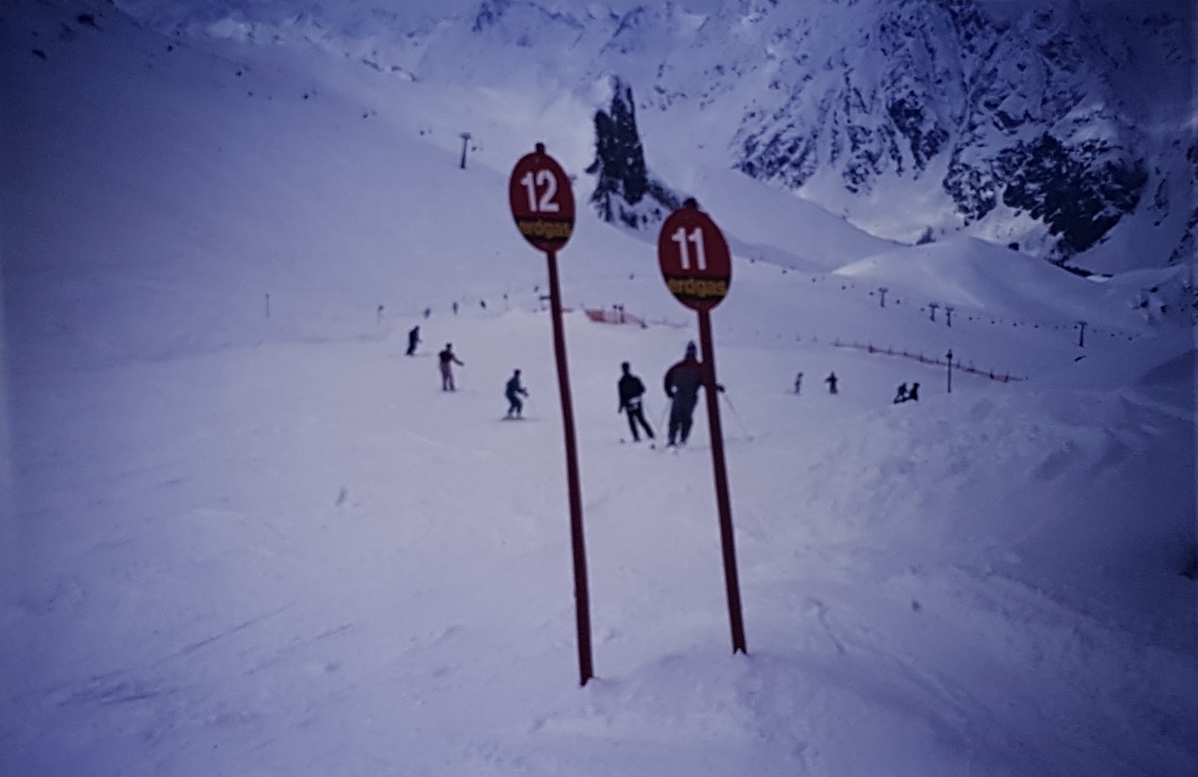 Rote Abfahrt zur Idalpe, der Lift müsste die 3KSB Idjoch sein. Schön finde ich, dass die Abfahrten nun seit über 30 Jahren schon immernoch dieselben Nummer haben!