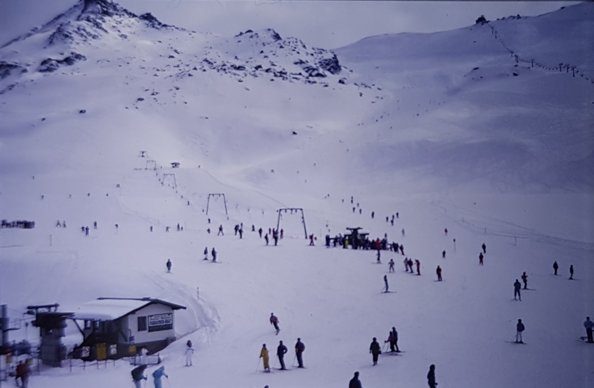 Blick zur abgeschnittenen Flimspitz und zur Idjochbahn. Links sieht man den bereits bekannten Doppelschlepper, in der Mitte einen Übungsschlepplift. Jegliche Attraktionen wie den Snowpark oder den Bag-Jump gab es natürlich auch noch nicht.