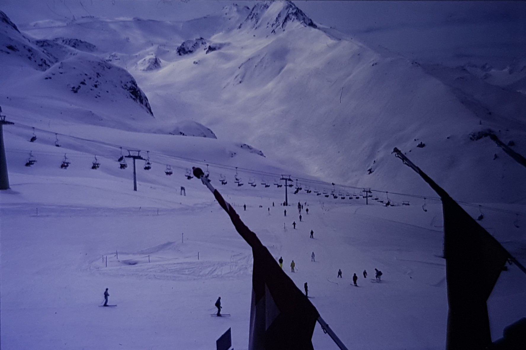 Hier kreuzen sich die Höllboden- und Idjochbahn. Die Höllbodenbahn sieht mir nach einer 4CLF aus? Im Hintergrund sieht man das Skigebiet rund um den Palinkopf und die Höllspitz.