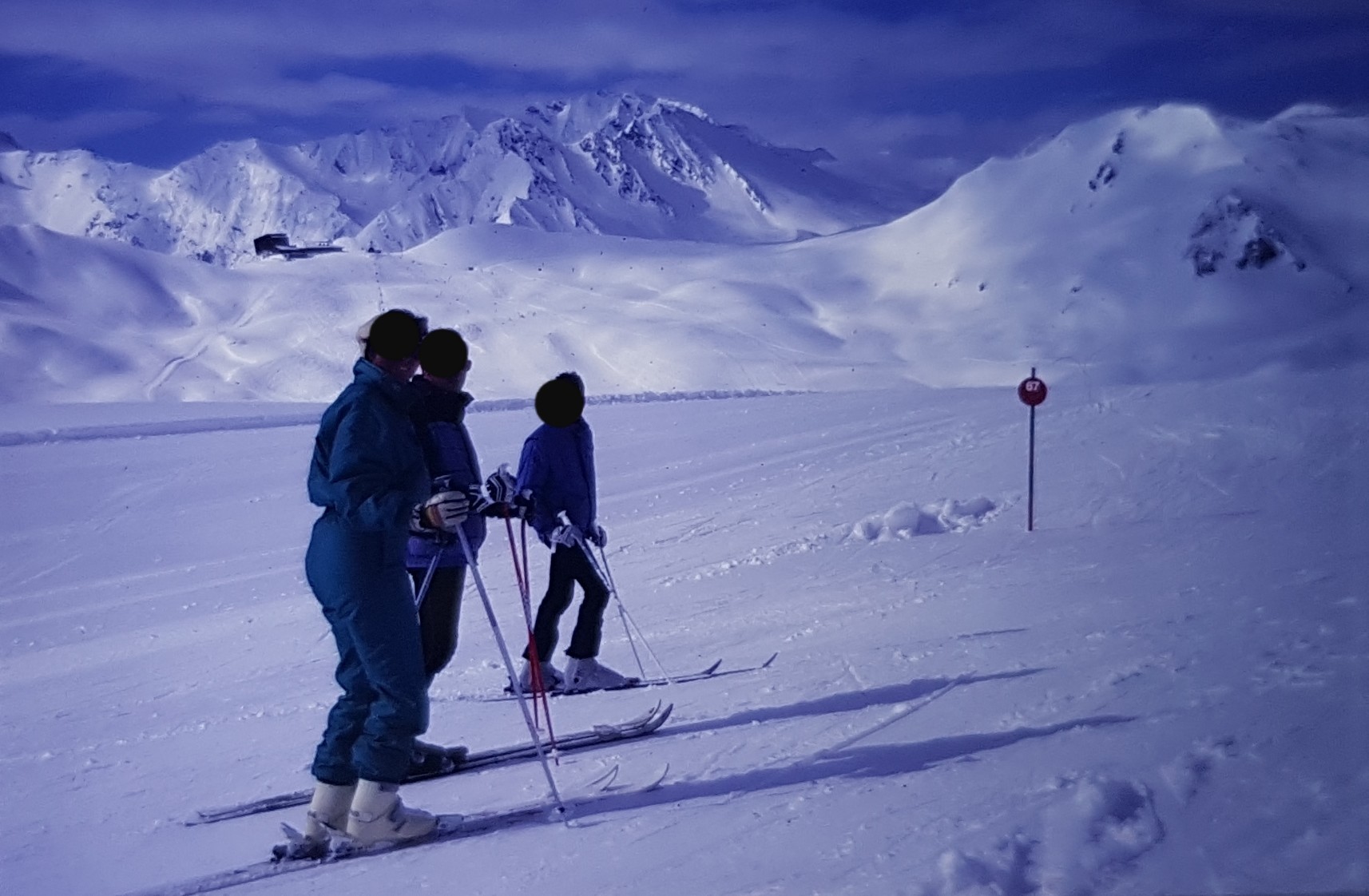 Blick von der Visnitzabfahrt 67 (auch hier hat sich die Nummer bis heute gehalten :D) auf die Alp Trider Sattelbahn und den Bergstationskomplex der PB aus Samnaun.