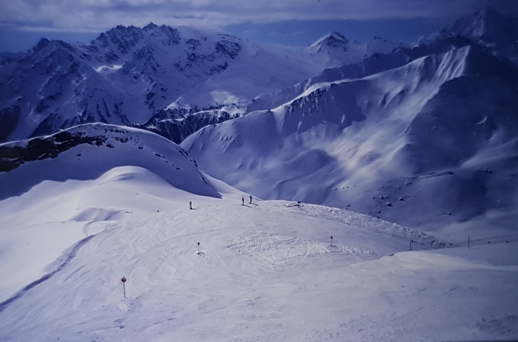 Eine sehr schöne Abfahrt! Die 67 mit Blick zum Piz Munschuns (r.).