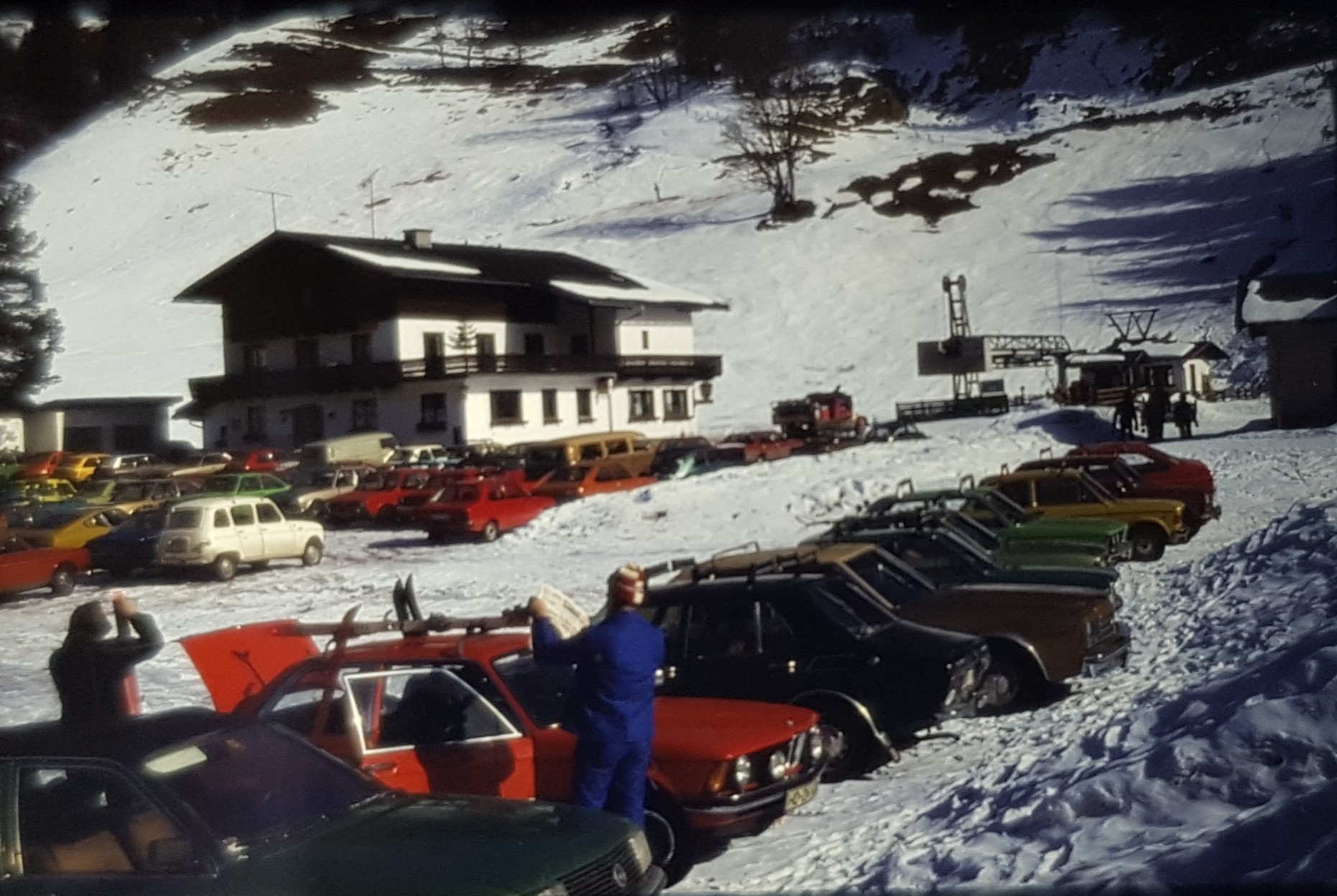 Parkplatz am Tallift von Kleinarl. Ich vermute, das war damals dort wo heute der Champion-Shuttle steht. Es sieht mir nach einem Sessellift aus, vermutlich eine DSB.
