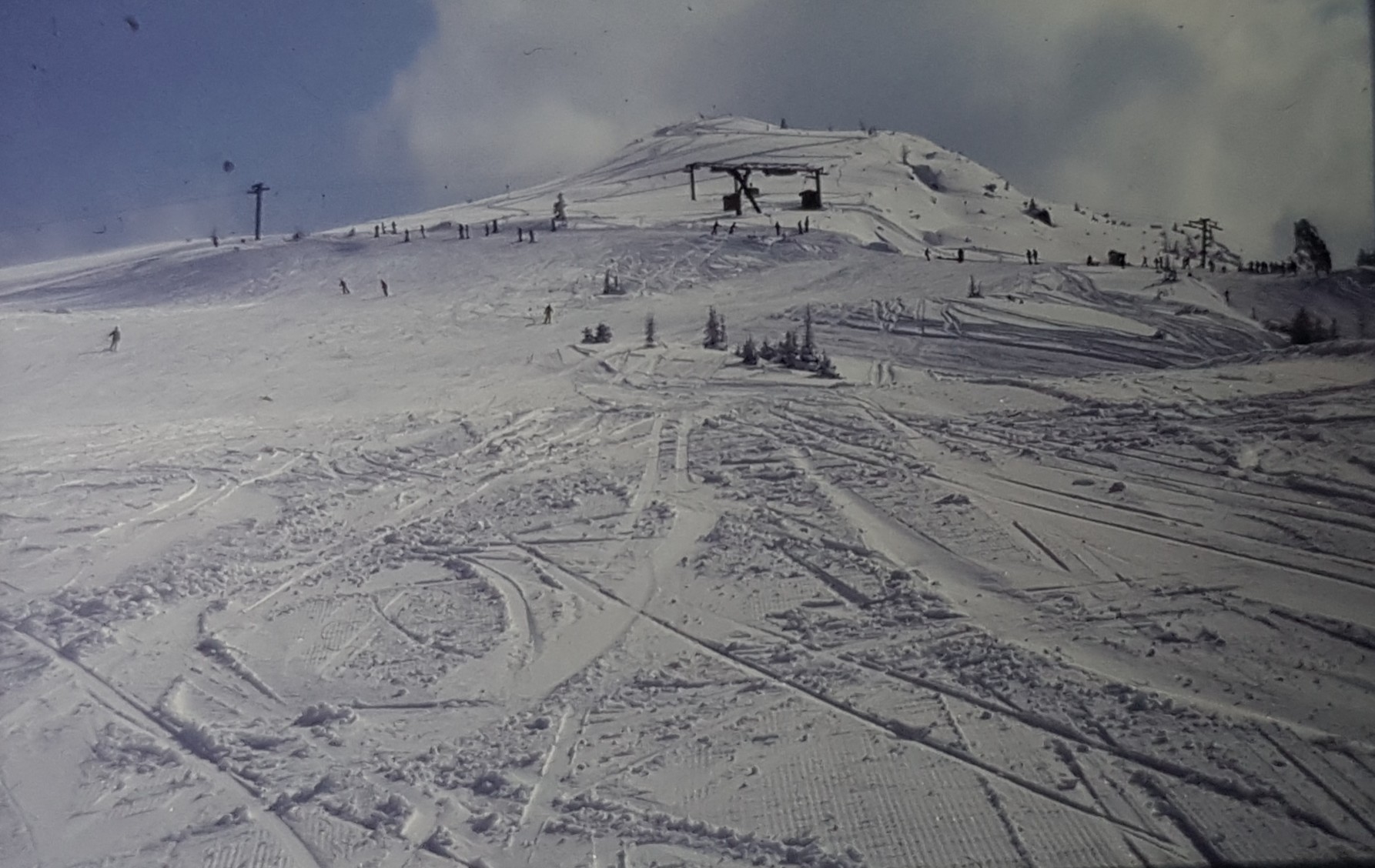 Höchster Punkt im Skigebiet mit dem allgegenwärtigen Mooskopf im Hintergrund. Dies ist die heutige Bergstation des Bubble-Shuttles (r.) und Powder-Shuttles (l.), nur damals sicher mit besseren Namen ;-)
