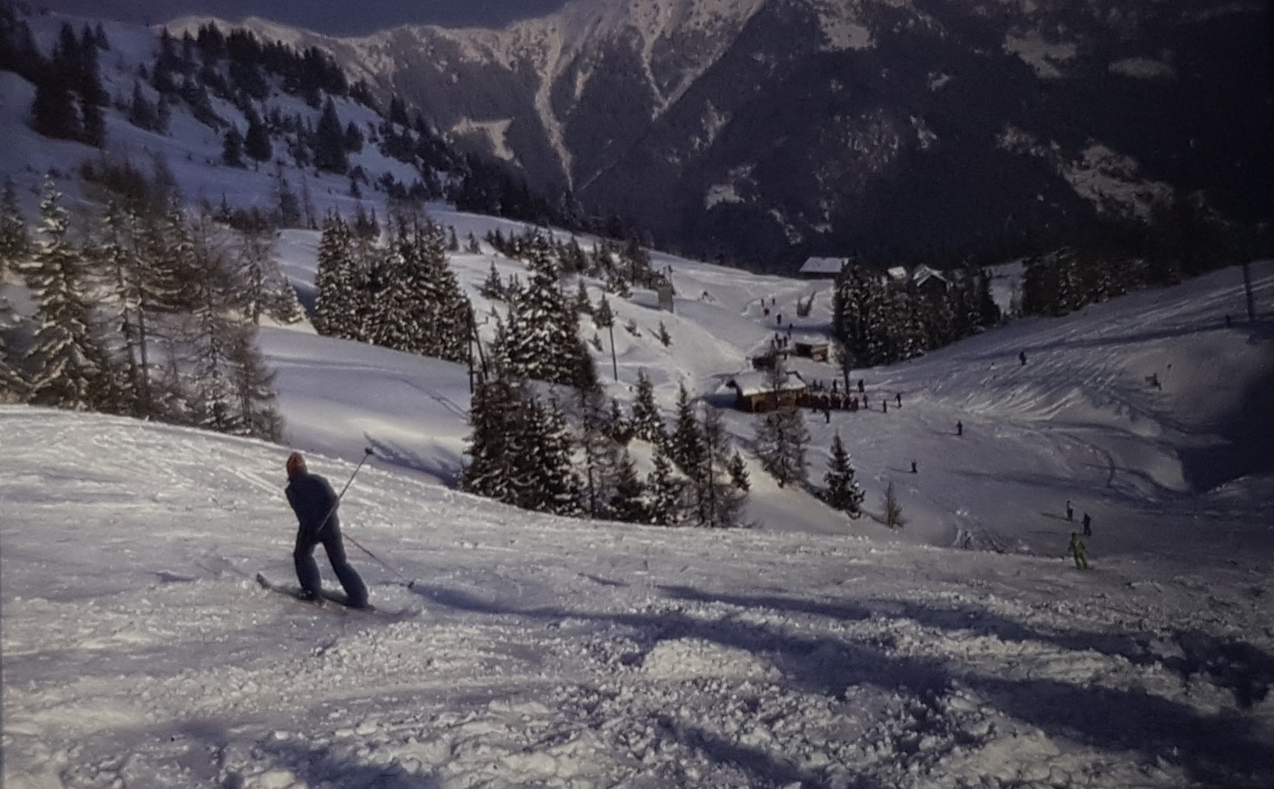 Blick auf die Talstation des Powder-Shuttle-Schlepppers. Hinten steht auch wieder die Frauenalmhütte.