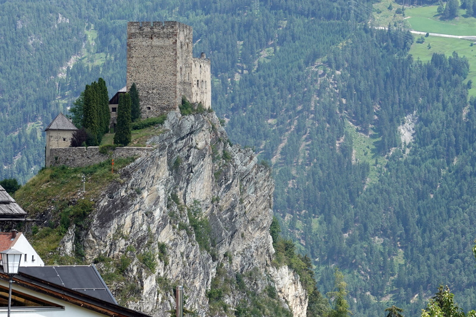 Die Felswand an der Südseite der Burg Laudeck