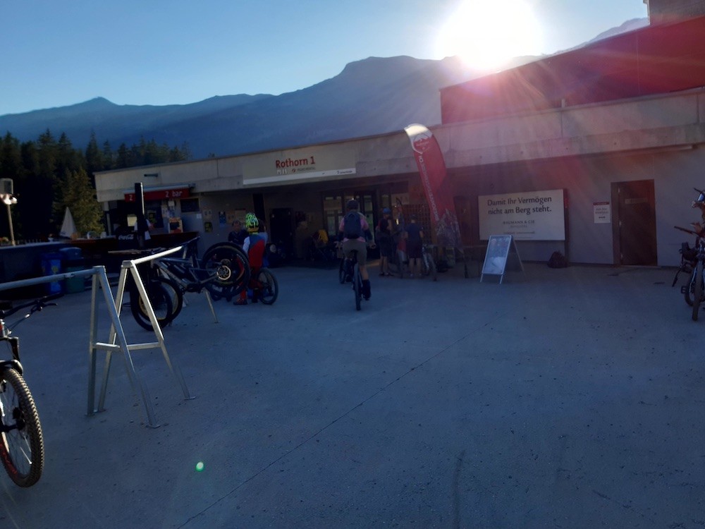 Sehr wenige Leute im Eingangsbereich. Ich hätte erwartet, dass auch am Abend mit Wartezeiten zu rechnen ist.