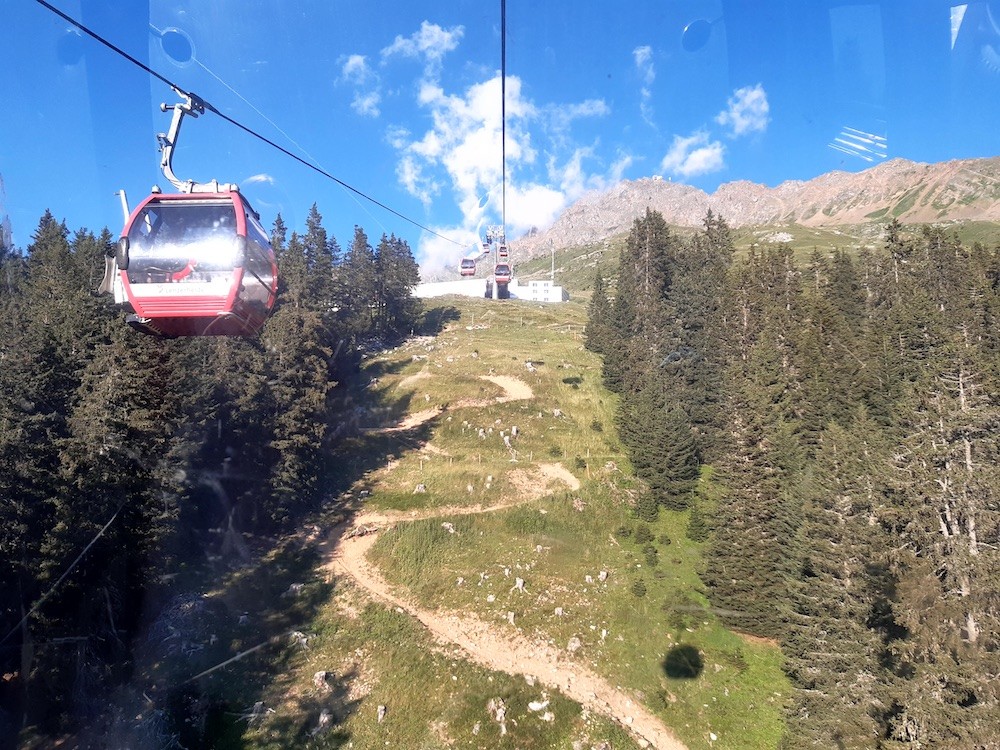 Bergfahrt mit der 8EUB Scharmoin. Unter anderem in der Liftschneise verläuft die schwarze Bikestrecke, welche auch als Weltcupstrecke im Downhill dient.