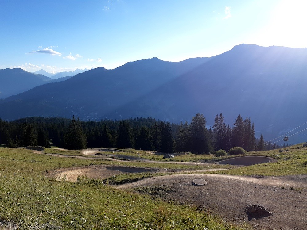 Die rote und blaue Strecke verlaufen die ersten Kurven auf gemeinsamer Strecke. Die blaue Abfahrt zieht dann links weg.