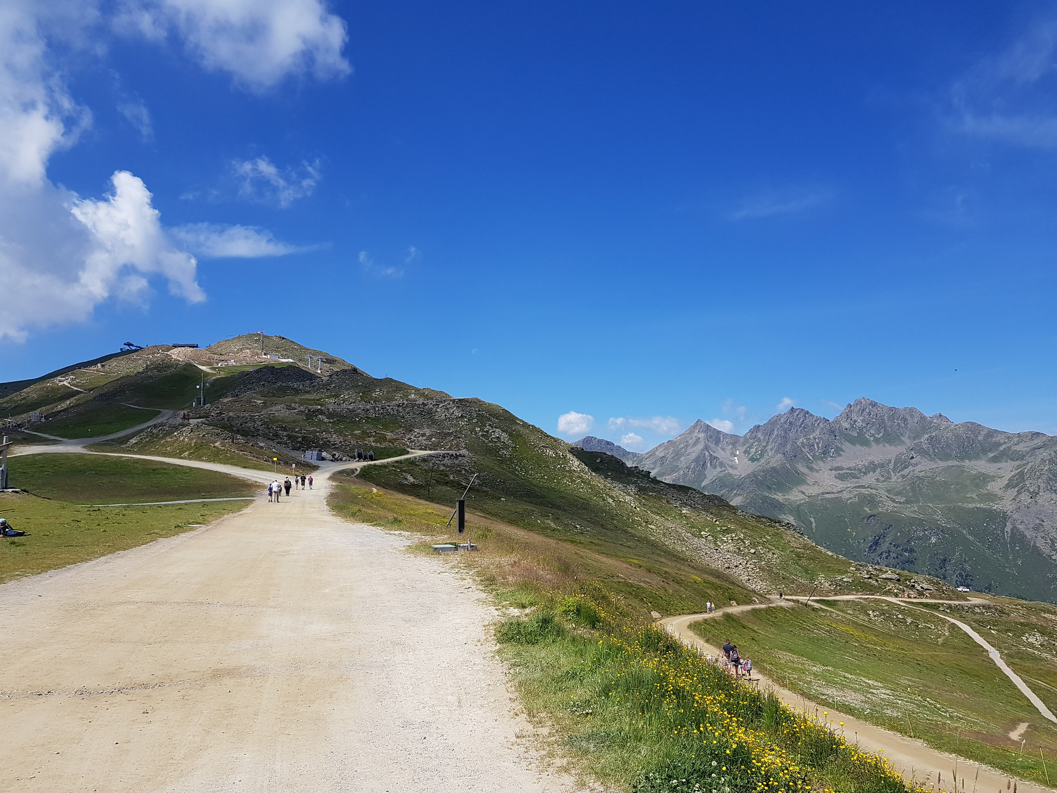 Die Einfahrtsstützen der neuen 12er Bahn stehen bereits