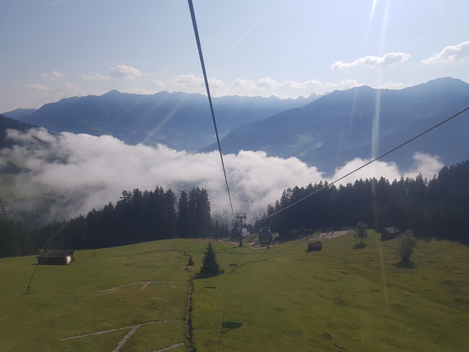 Auffahrt am Morgen mit der Waldbahn aus Fiss im Nebelmeer