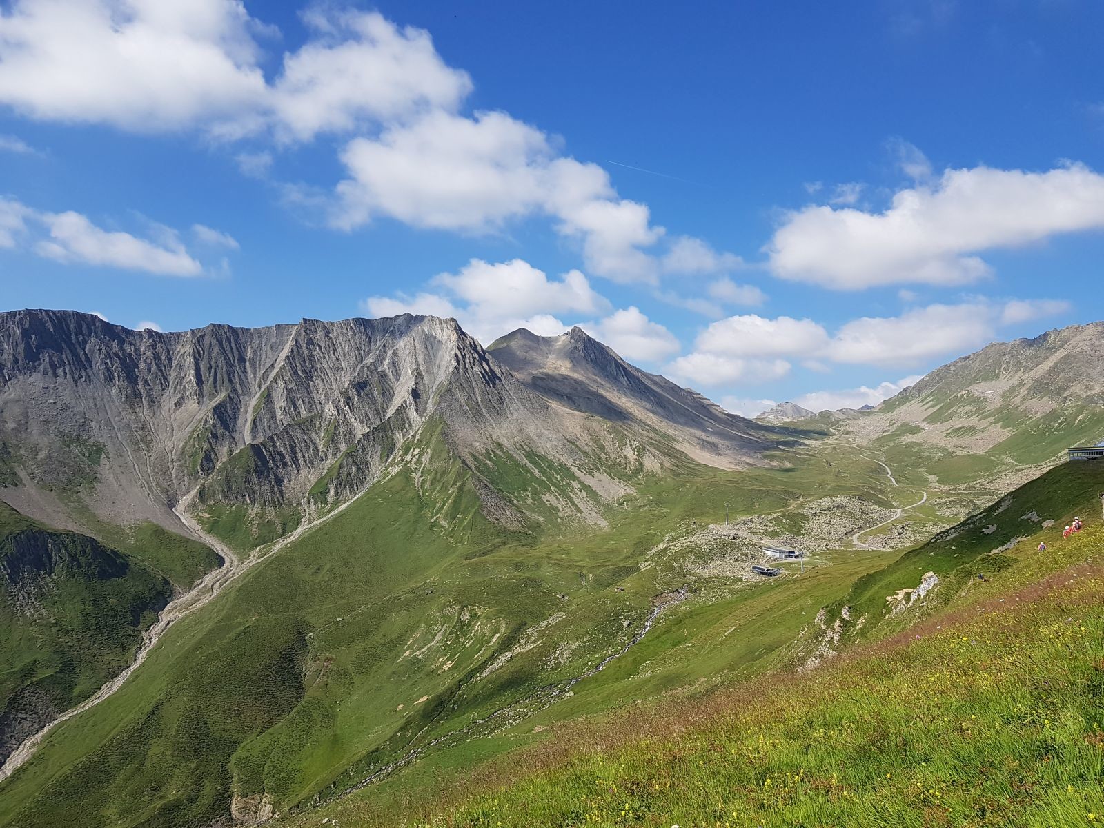 Von der Bergstation hat man einen schönen Ausblick auf den Pezid. Auffallend sind in ganz SFL auch die tollen, vielfältigen Wiesen mit unzähligen Blumen.