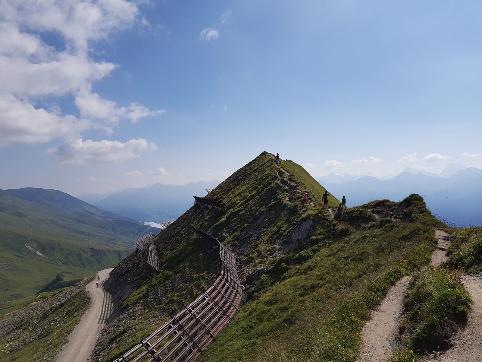 Rückblick auf den Gratsteig in Richtung Lazid. Der Steig war (hinter mir) rammelvoll mit großen Gruppen, aber landschaftlich toll.