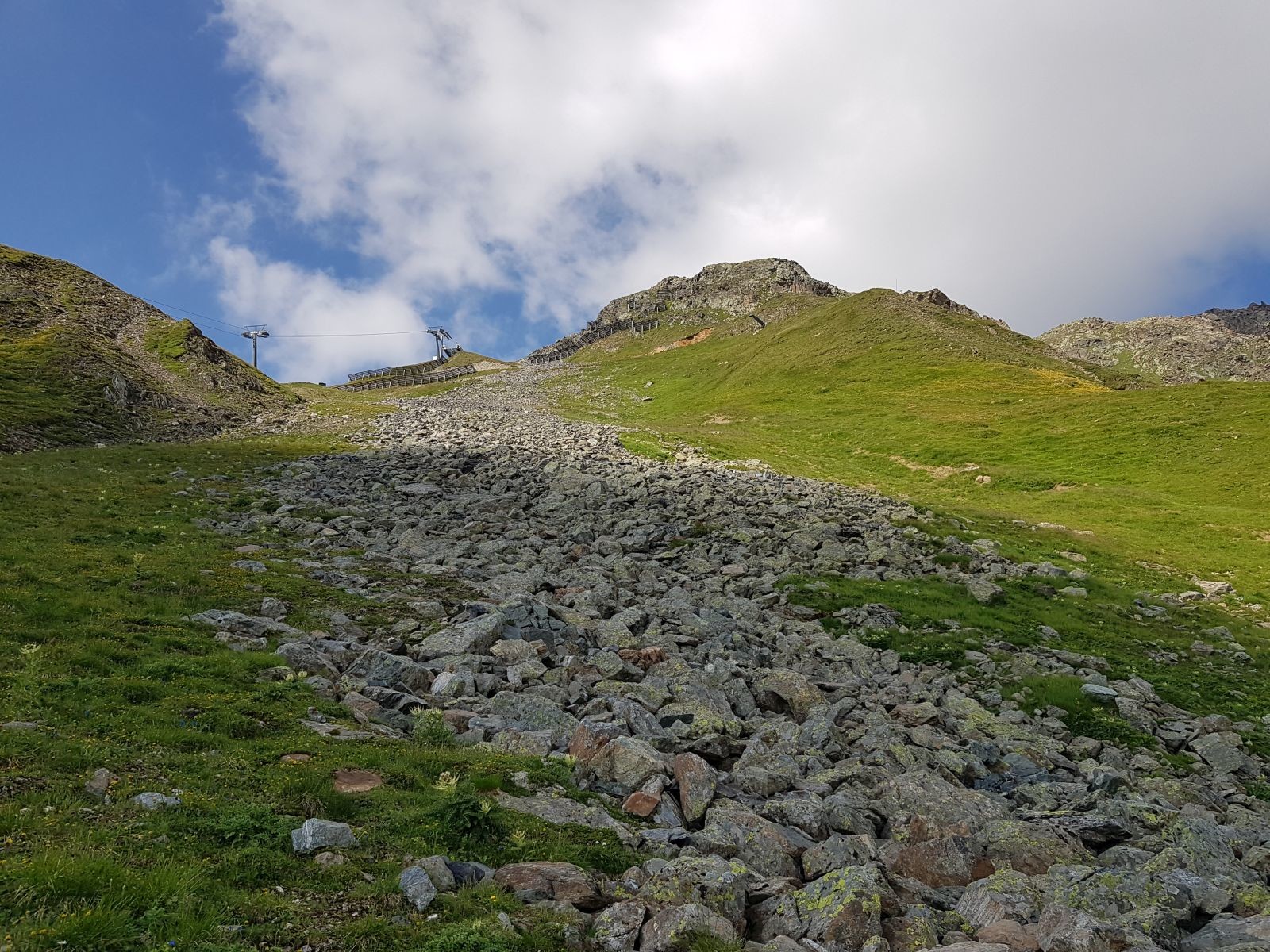 Danach nahmen wir den Murmeltiersteig und durchquerten die Obere Scheidabfahrt. Da liegen riesige Felsbrocken auf der Piste, kein Wunder, dass die immer erst so spät aufgeht. Aber ist ja ok! Schöner als modelliert.