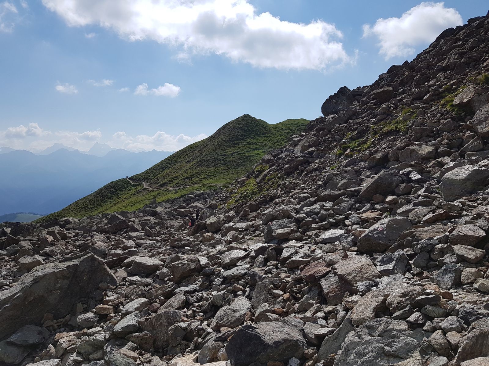 Es werden auch häufig Felsen gequert. Blick zurück.