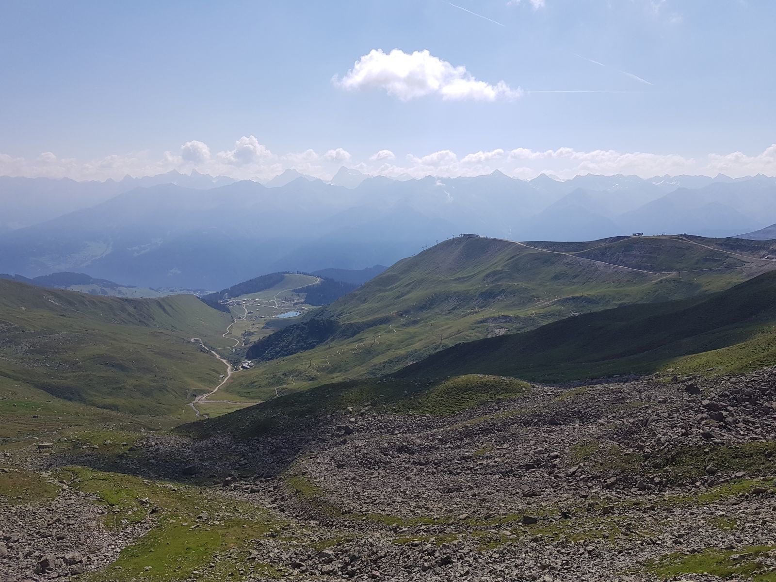 Blick nach einer knappen Stunde Gehzeit zurück zu unserem Startpunkt. Hier oben liegt schon dermaßen viel Geröll rum.