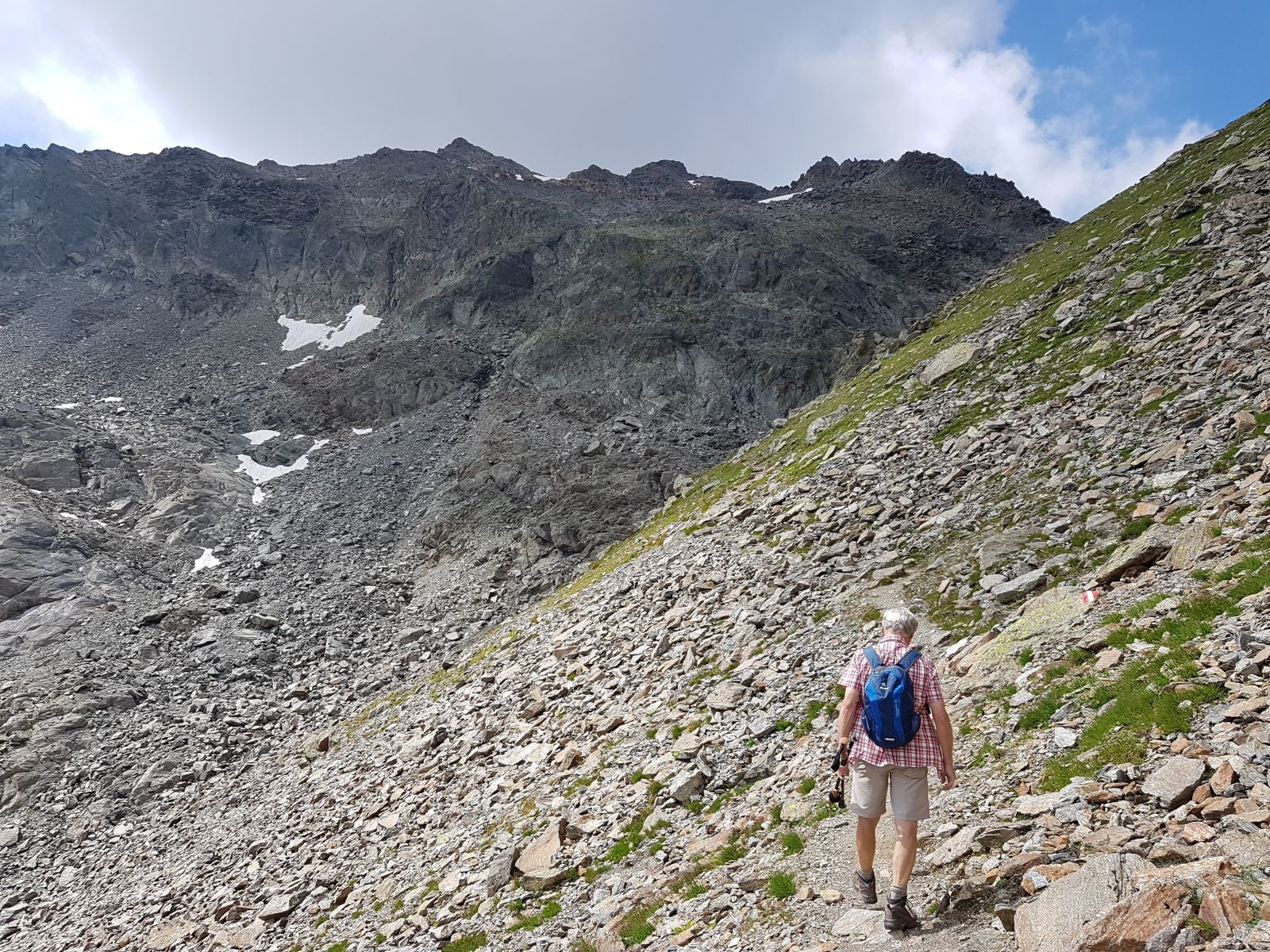 Weiter gehts! Bisher ist der Weg nicht gefährlich, oben wird er aber zurecht schwarz.