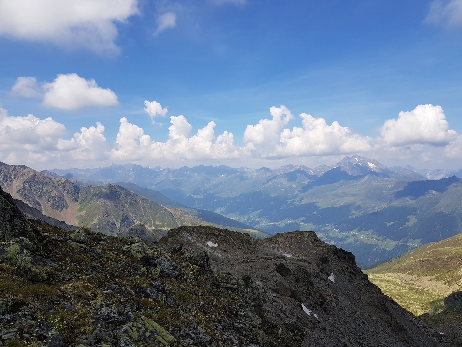 Kurz oberhalb des Furglerjochs öffnet sich dieser schöne Ausblick aufs Paznauntal, wo man das Skigebiet Kappl am Hang gegenüber erkennt. Hier zweigt auch ein Steig zur Aschauer Hütte an der Versingbahn in See ab. Außerdem sieht man den Hohen Riffler, da war mein Opa natürlich auch schon oben ;-)