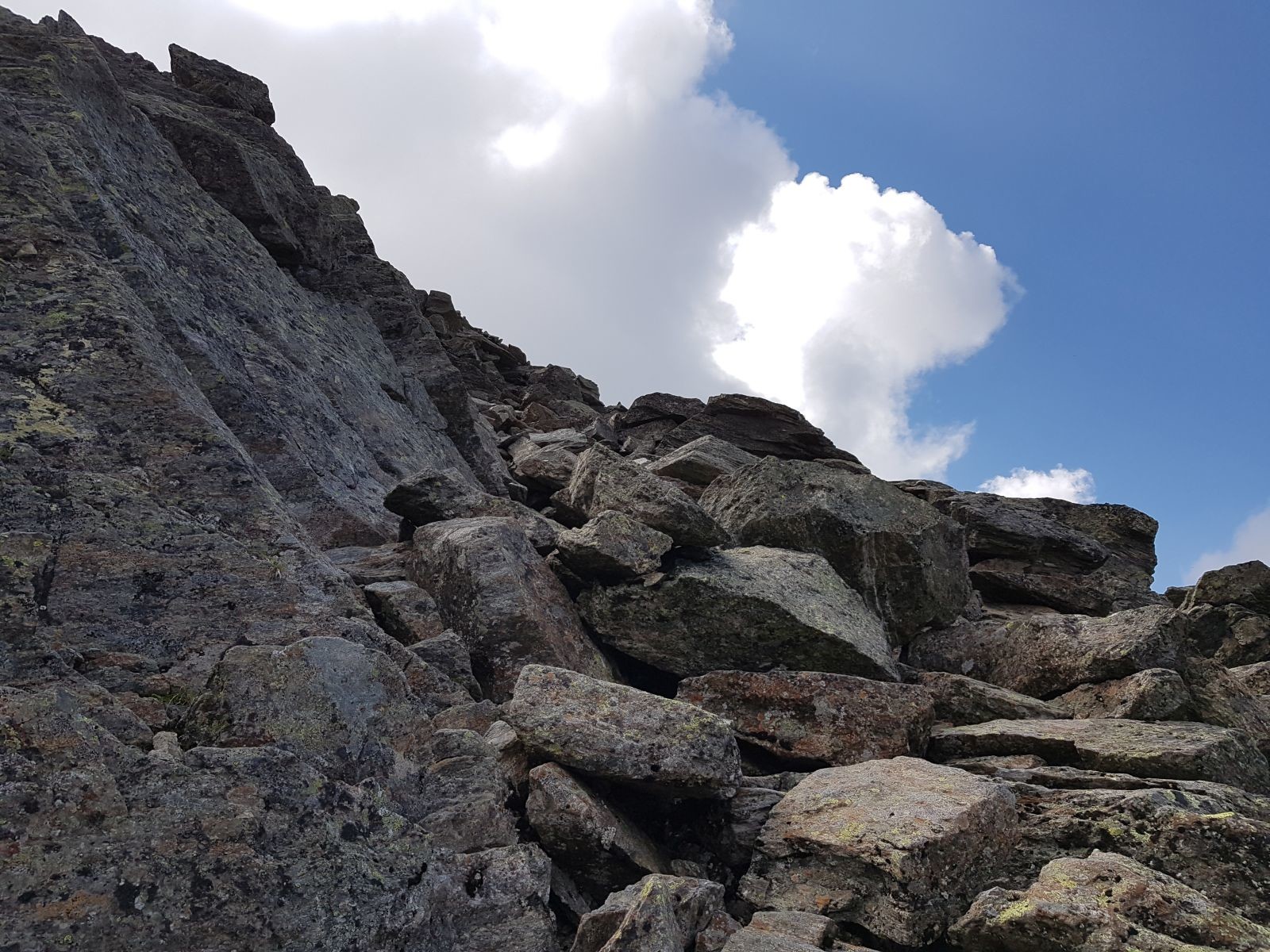 Langsam wird der Weg erst so richtig schön. Man braucht jetzt auch die Hände um voran zu kommen. So macht das ganze doch nochmal mehr Spaß!