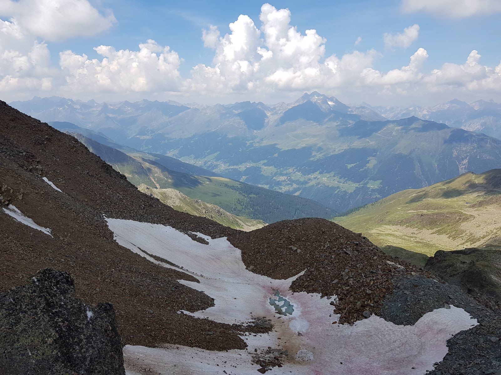 Erneuter Blick ins Paznaun. Unten liegt eine Art Gletscherblutsee. Ich war schon erstaunt, dass man noch so viele Schneefelder antrifft.