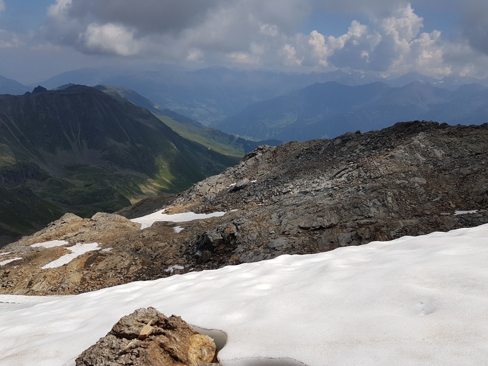 Das Firnschnefeld hier oben war dann komischerweise blitzeblank sauber und weiß. Hinten links sieht man den Zwölferkopf mit der Almbahn.