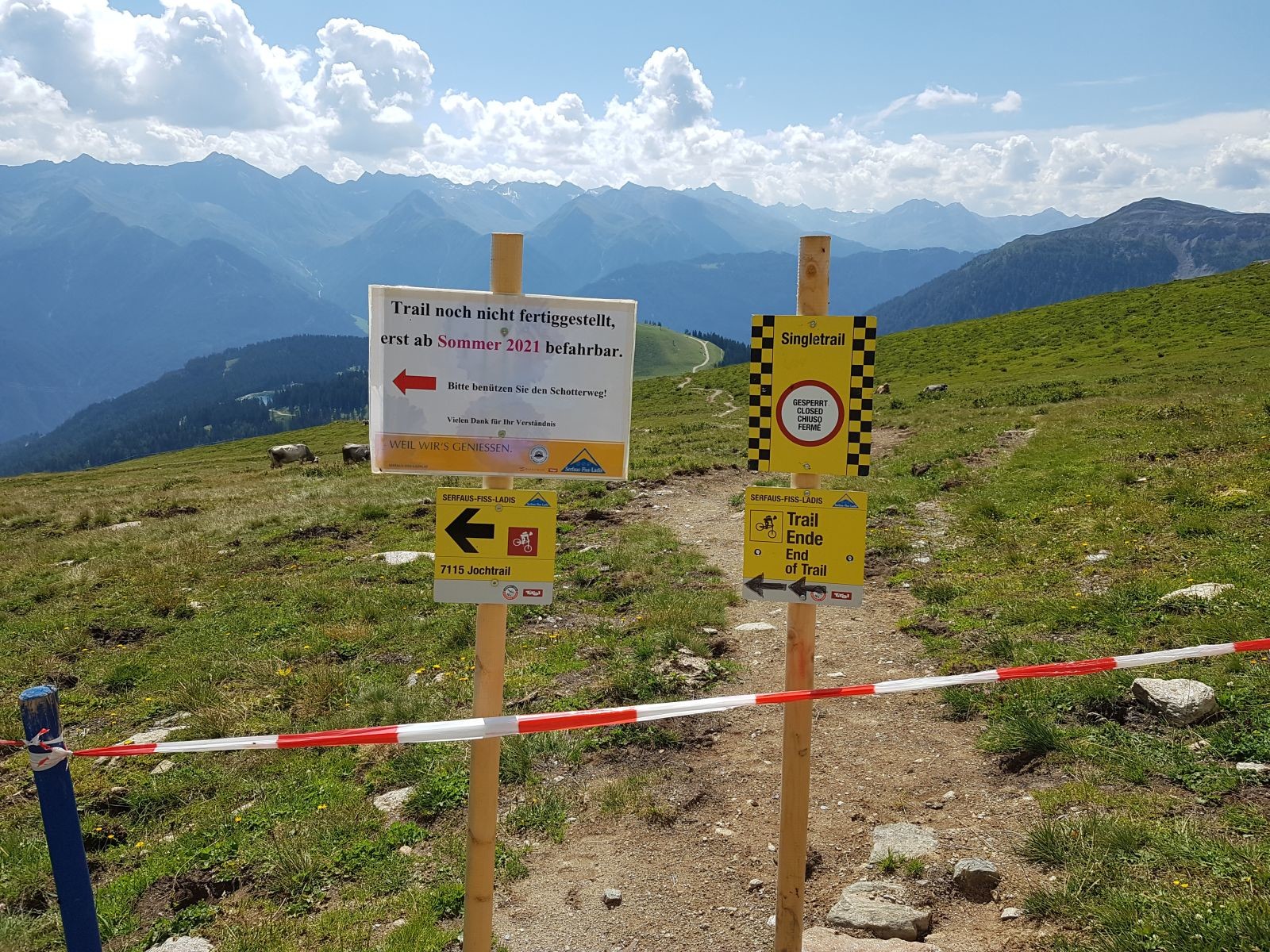 Auch dieser schöne Pfad soll in das Bikegebiet eingegliedert werden! Ich fasse es nicht! Ich war so unglaublich traurig und Unverständnis und Wut machten sich in mir breit. Ich saß längere Zeit am Bach und dachte darüber nach. Dass dieses Idyll zerstört wird, ist meiner Meinung nach einfach eine bodenlose Frechheit und Zerstörung. Einen Biker sieht man hier alle 5 Minuten! Nicht wie in Saalbach wo du Kolonne am Trail fährst!!! Wieso machen die das? Wohin soll das führen? Jeglliche Trails in SFL, sei es der Flüstertrail, Frommestrail, Jochtrail, Scheidtrail, waren zum großen Teil davor Wanderwege. Würden sie die Trails neu anlegen, wäre das für mich noch verständlich und vollkommen in Ordnung!