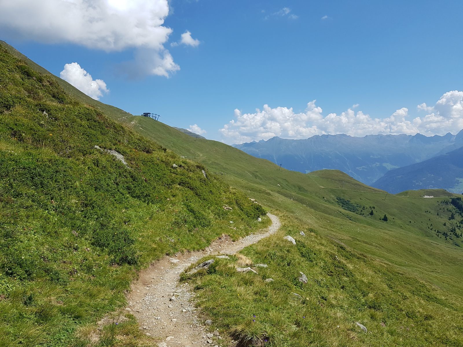 Und ich ging dauerhaft hier, bis zum Sattelkopf. Und musste lediglich 2 mal auf die Seite, weil Biker kamen! Schön für mich, traurig für den Weg, der kaum noch genutzt wird.