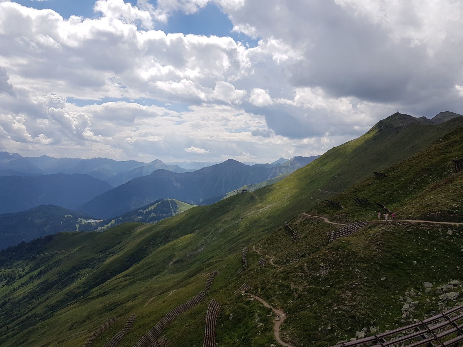 Nun sind wir fast am Schönjoch angekommen und schauen zurück auf den Weg und den Oberen Sattelkopf. Von den angekündigten Liegebänken unter den Lawinenverbauungen habe ich gar nichts gesehen.