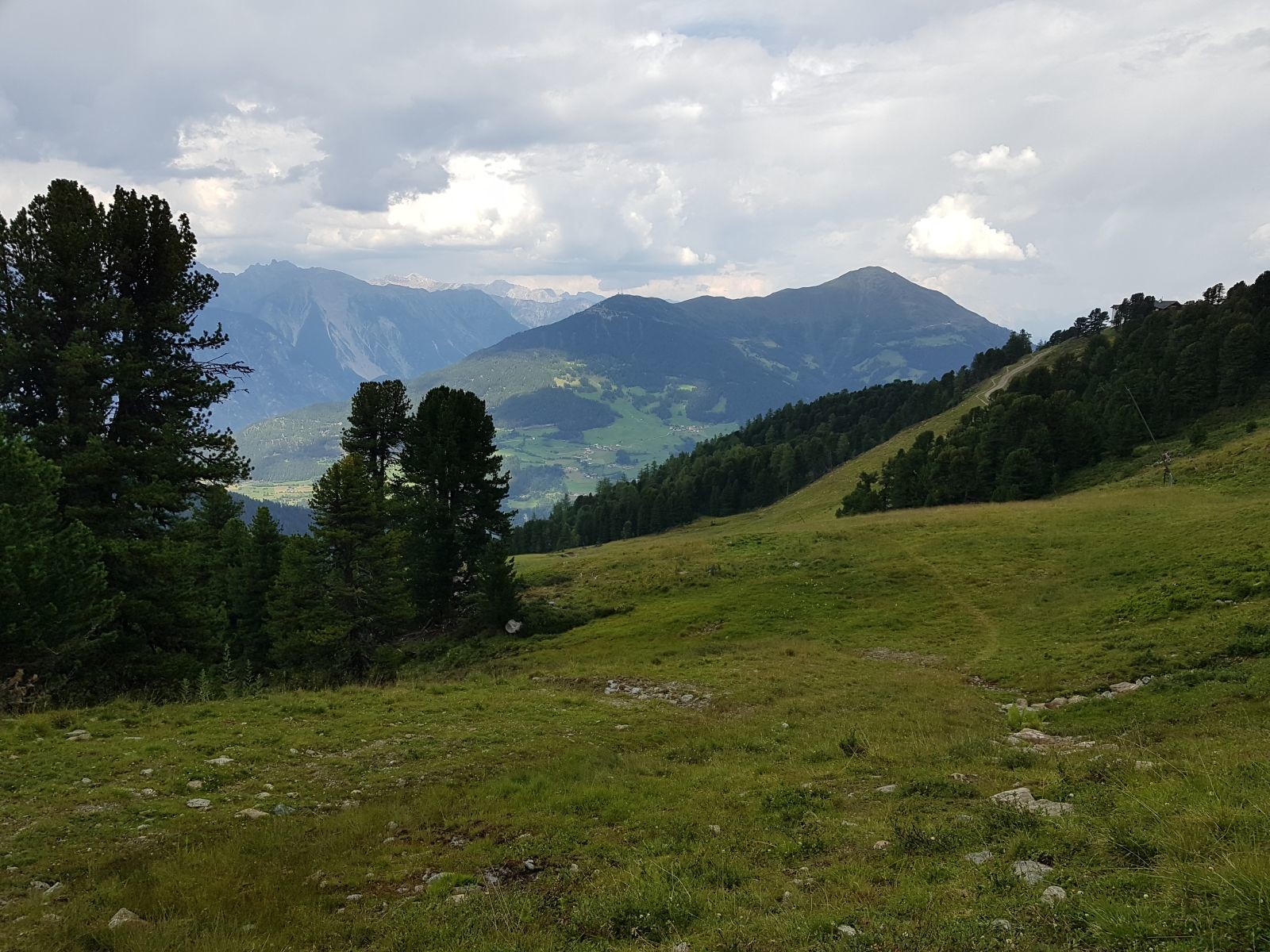 Nach einer Einkehr ging ich auf allerlei Wegen und Wiesen die Nordseite hinunter. Hier schon unterhalb der Zwölferbahn Talstation (alt).