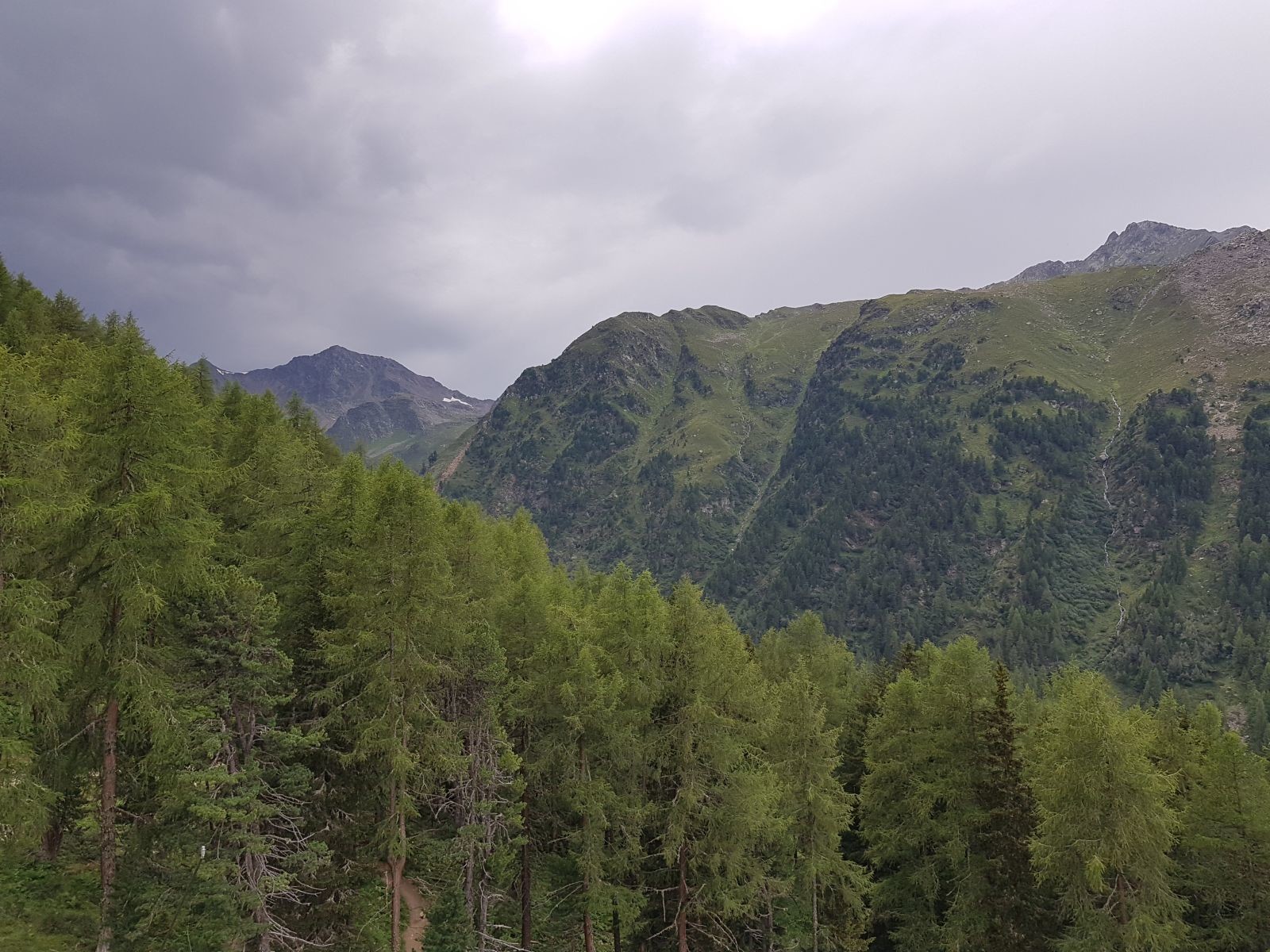 Nun sitze ich in der Almbahn und blicke ins Urgtal mit schöner Gewitterstimmung. Zuvor bin ich wirklich flott gewesen und die 700 Höhenmeter in 45 Minuten abgestiegen.
