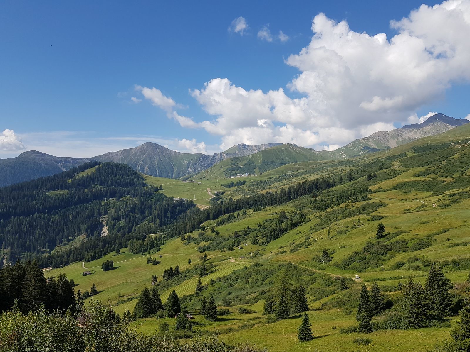 Der Weg wird seinem Namen sowas von gerecht und ermöglicht tolle Ausblicke auf den Hinteren Heuberg, Lazid und Furgler!