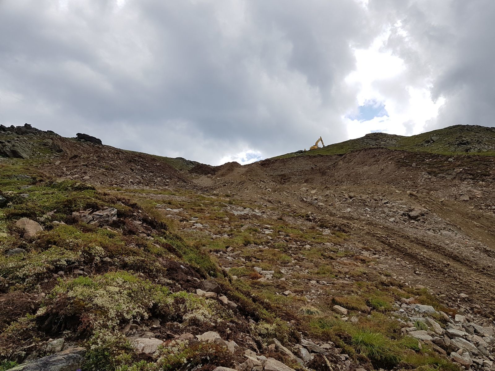 Bei der Zwölferabfahrt bleibt kein Stein auf dem anderen! Hier wurde wirklich enorm viel Erdreich bewegt und aufgeschüttet. Gerade wurden auch die Beschneiungsleitungen verlegt.