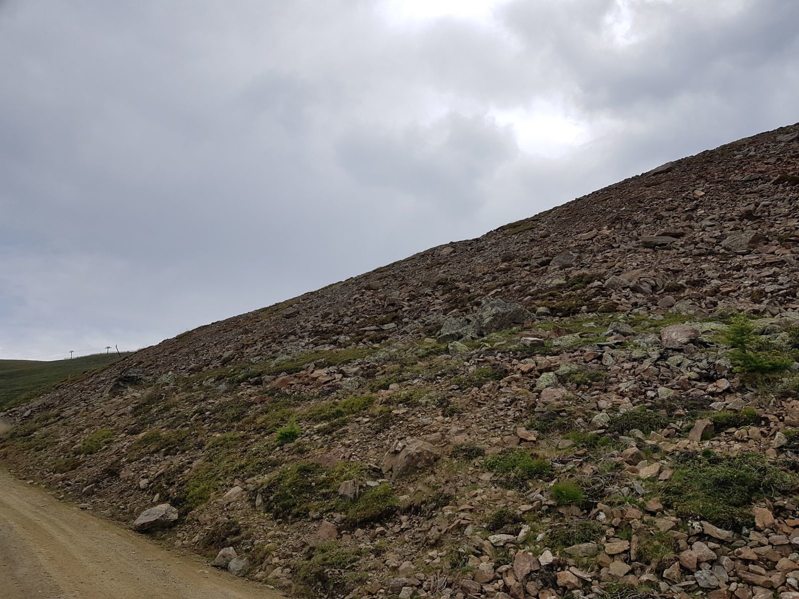 Von der Seite erkennt man die großen Aufschüttungen