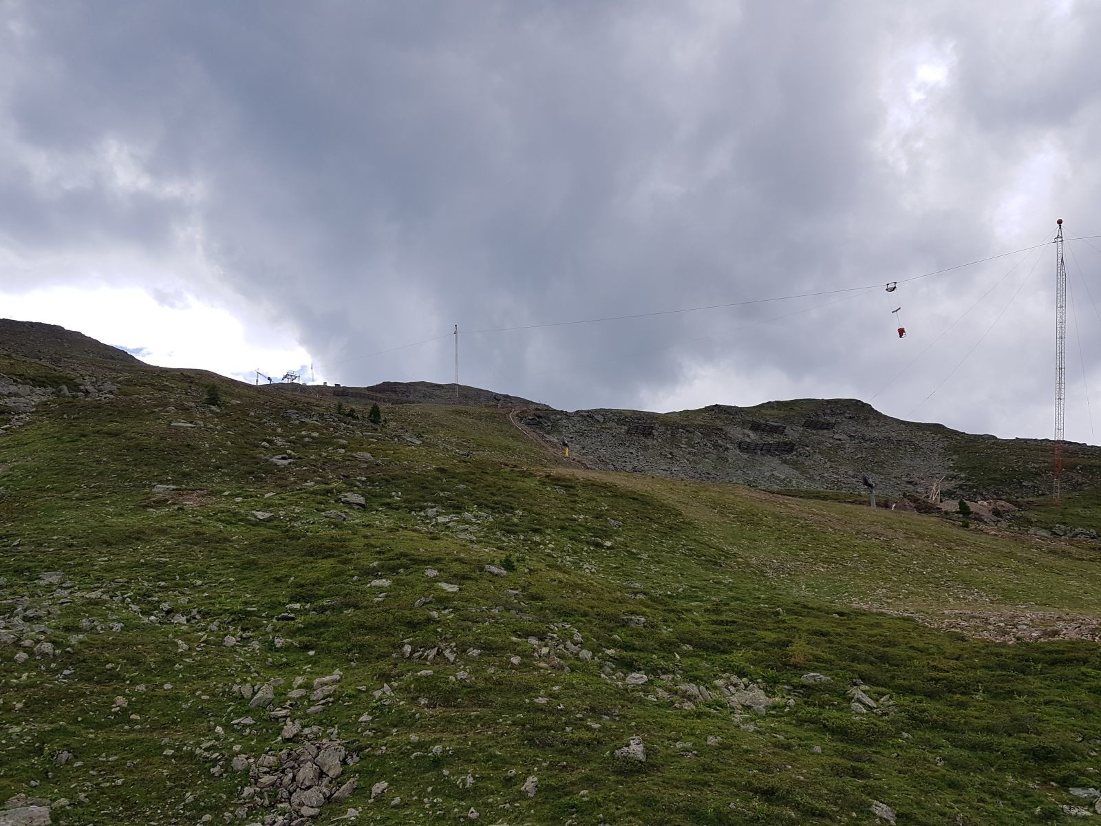 Blick zu den bereits stehenden Einfahrtsstützen