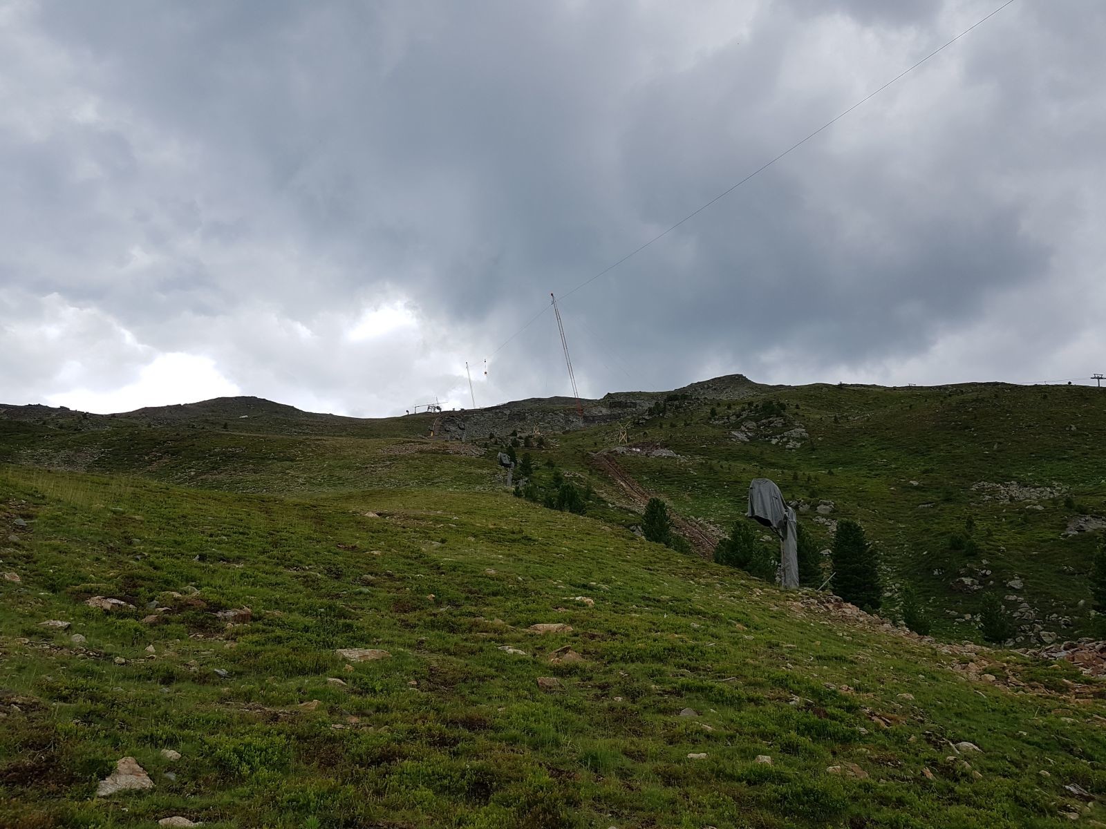 Die Stützenstandort sind mit den Holzgerüsten gut sichtbar