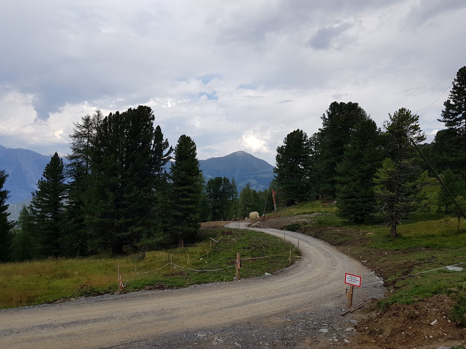 Ich wäre gerne hinter, aber es war hier überall viel los und man arbeitet auf Hochtouren