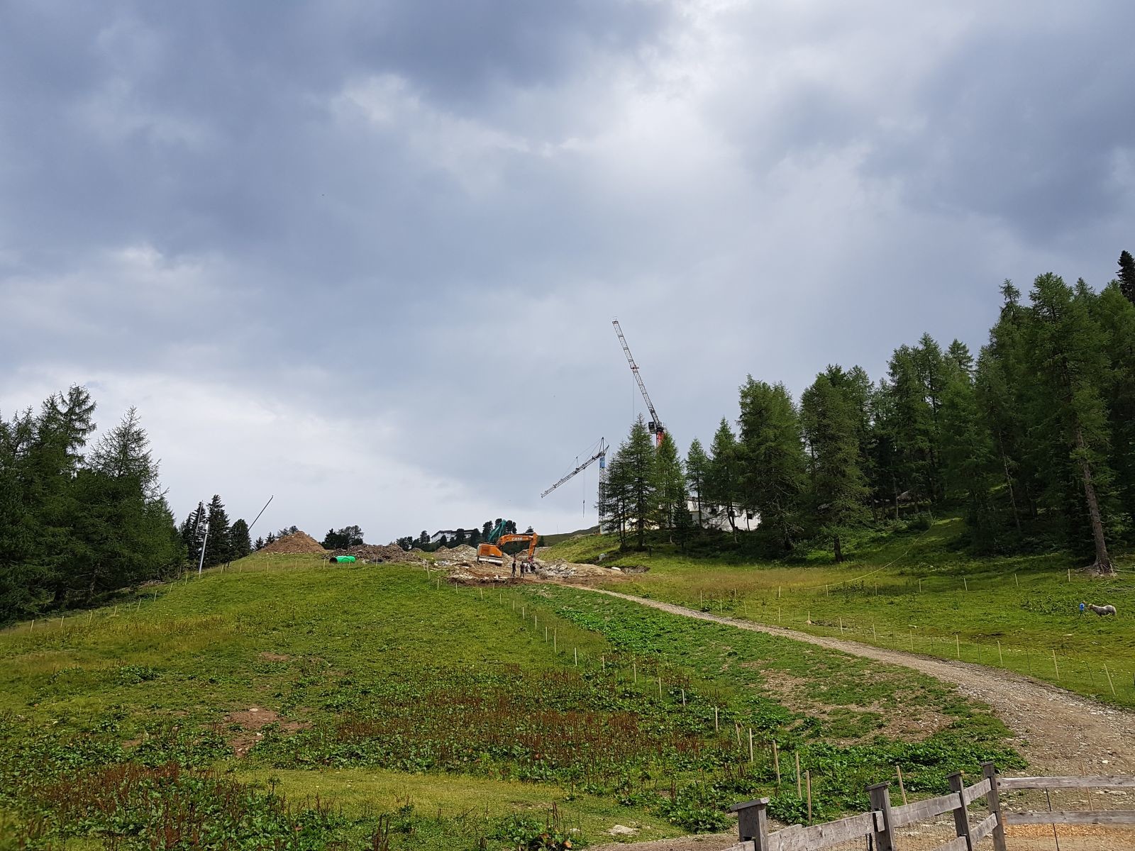 Die Sesselgarage steht schon. Man kommt aber nicht näher ran als zur Trerasse der Alm