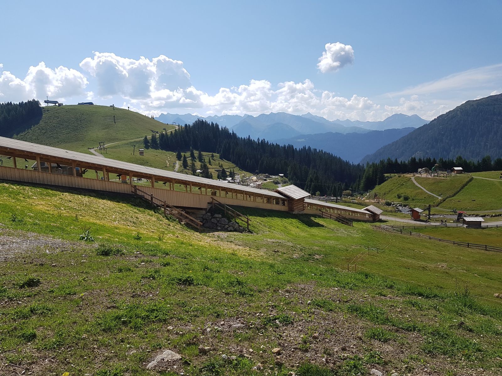 Das neue Förderband von letzten Sommer. Die Durchgänge sind vermutlich für Kühe? Skifahrer passen jedenfalls nicht durch