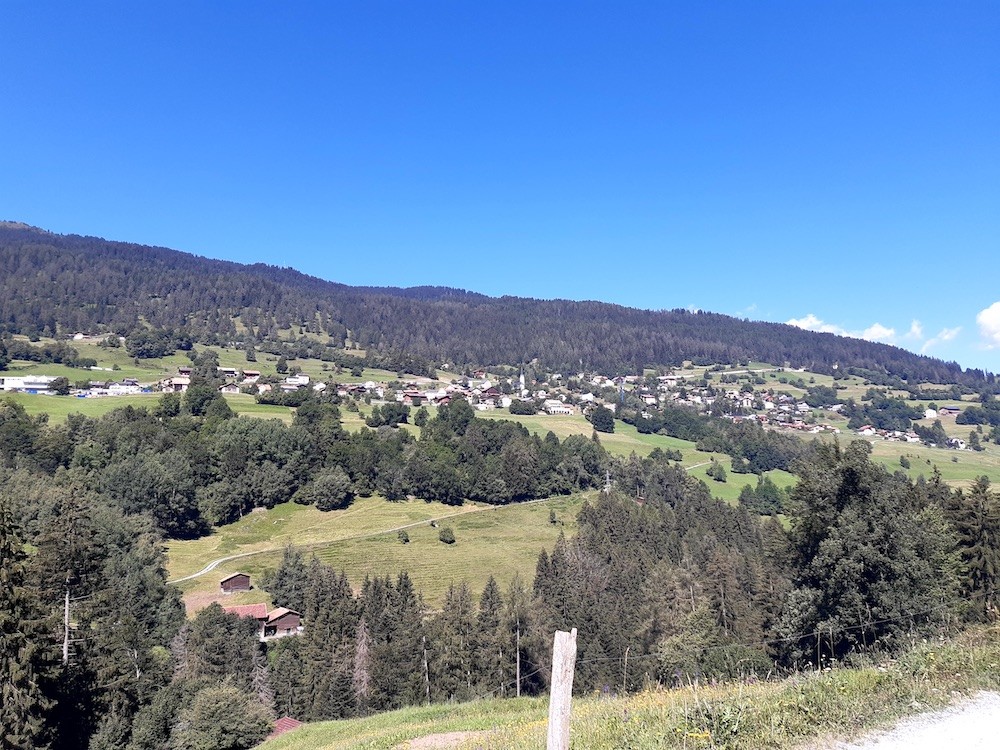 Ab Churwalden führt der Polaweg, ein breiter Kiesweg, bis nach Chur. Hier der Blick auf Malix.