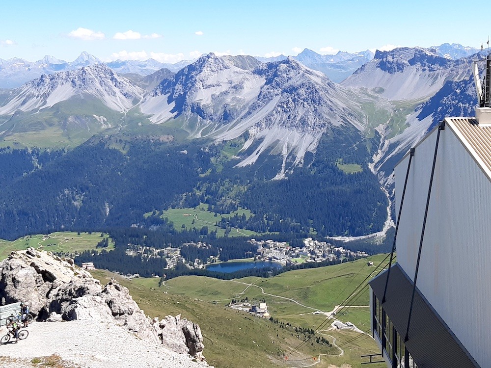 Zeit- und Ortssprung auf das Aroser Weisshorn. Das Dorf Arosa ist zu sehen.