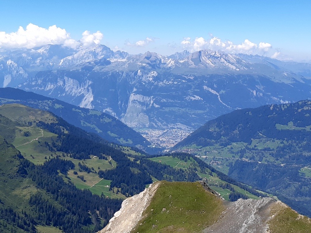Tiefblick vom Aroser Weisshorn auf das etwa 2000m tiefer liegende Chur.