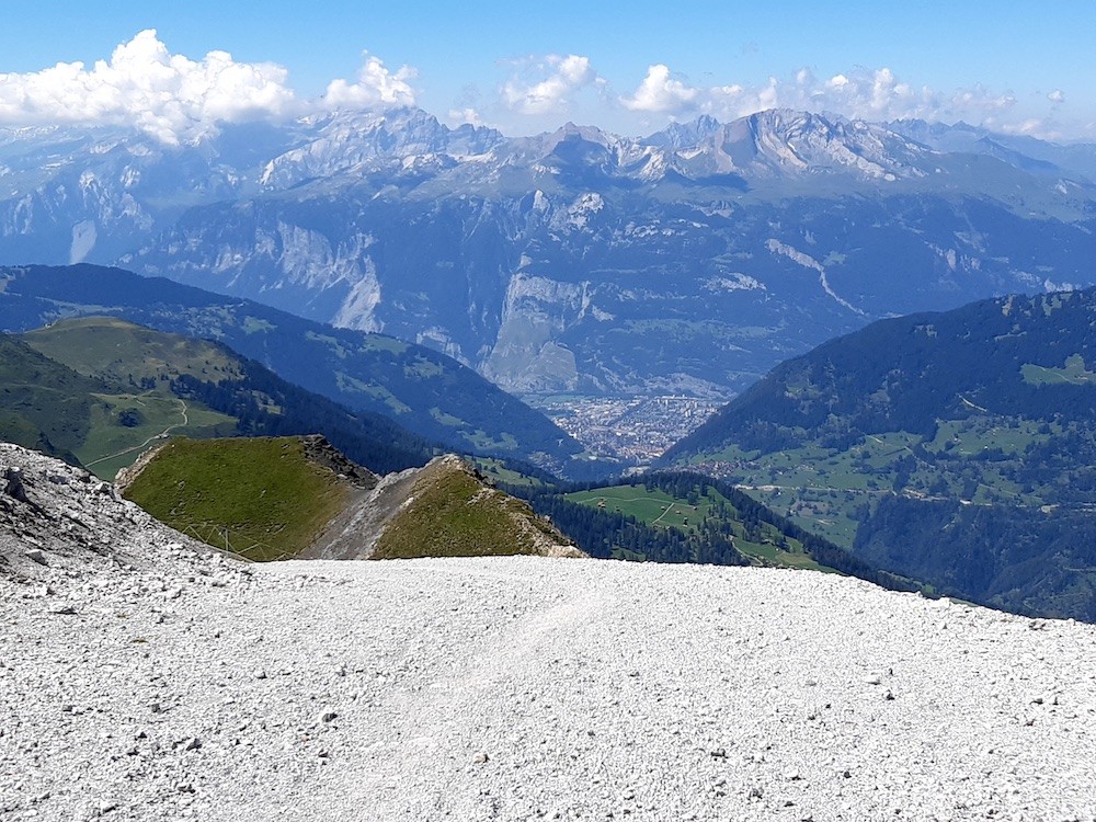 Zuerst verläuft der Weg entlang oder auf der Piste 10.