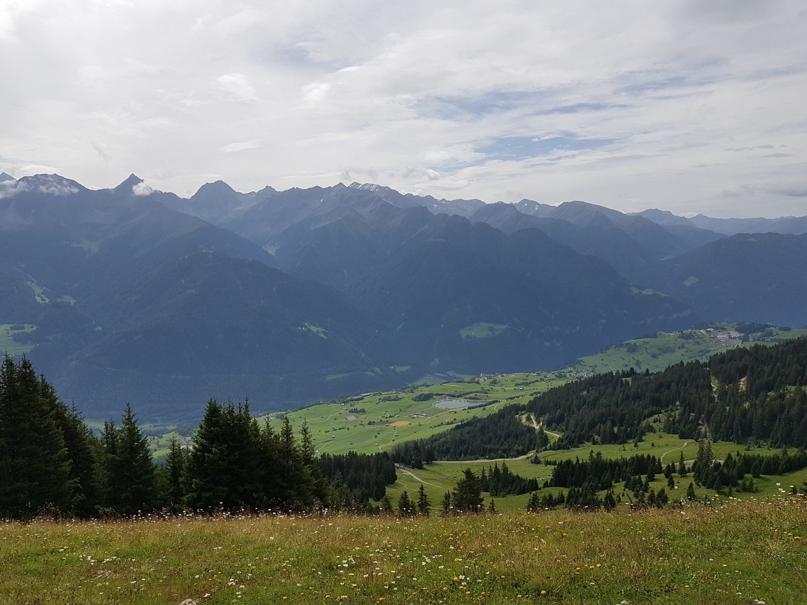 Man hat eine gute Sicht auf den Wolfsee in Fiss.