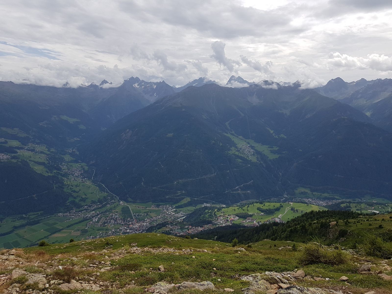 Oben am Kreuz öffnet sich dieser tolle Ausblick aufs Kaunertal, Fendels am Gegenhang und die Orte Prutz und Ladis vor uns. Da fällt kaum auf, dass die beiden Dörfer 400 Höhenmeter Differenz haben.
