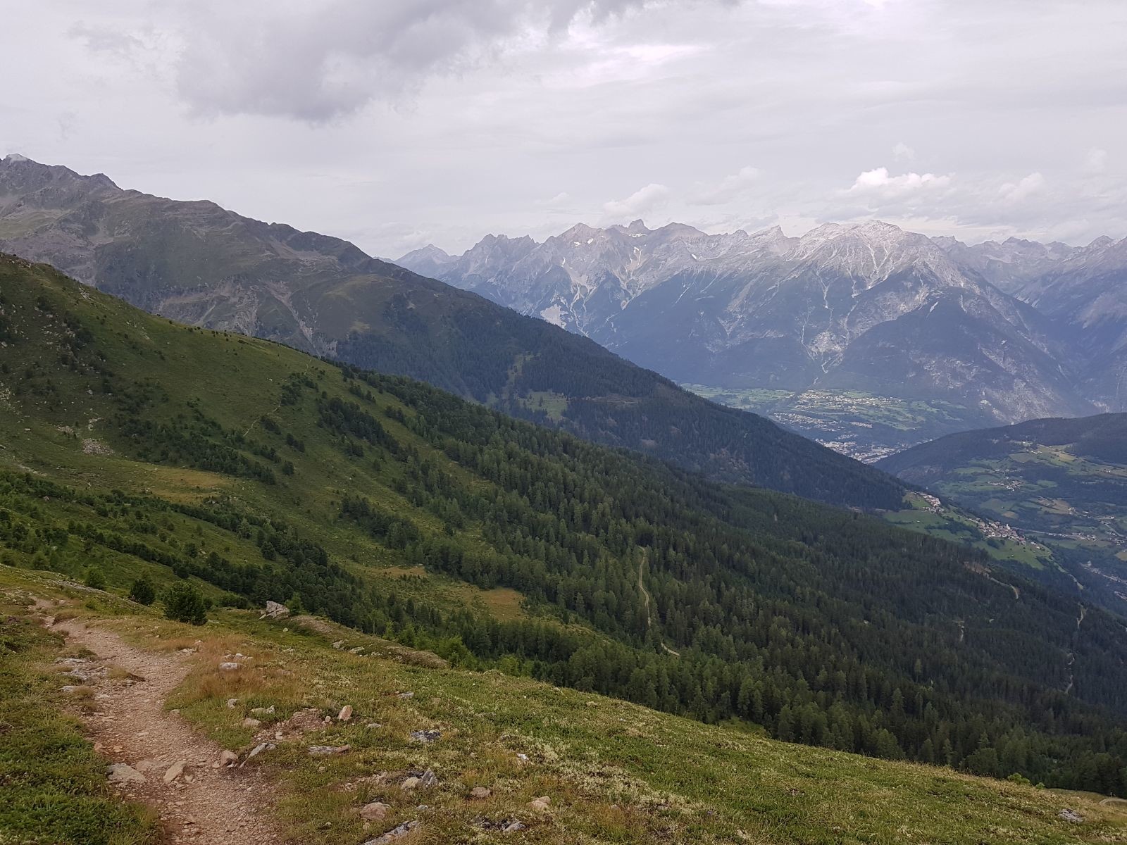 Bis wir in den Alpenrosensteig einbiegen. Das hat schon was und diese Stimmung kann man gar nicht so gut beschreiben. Es war einfach besonders. Man kann den weiteren Wegverlauf des Steiges links am Hang gegenüber auch gut sehen.