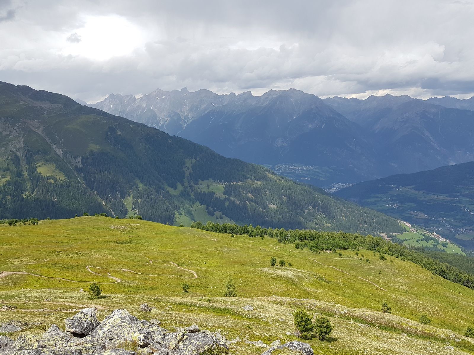 Von oben blicke ich auf den sich windenden Steig zurück. Ein Traum!